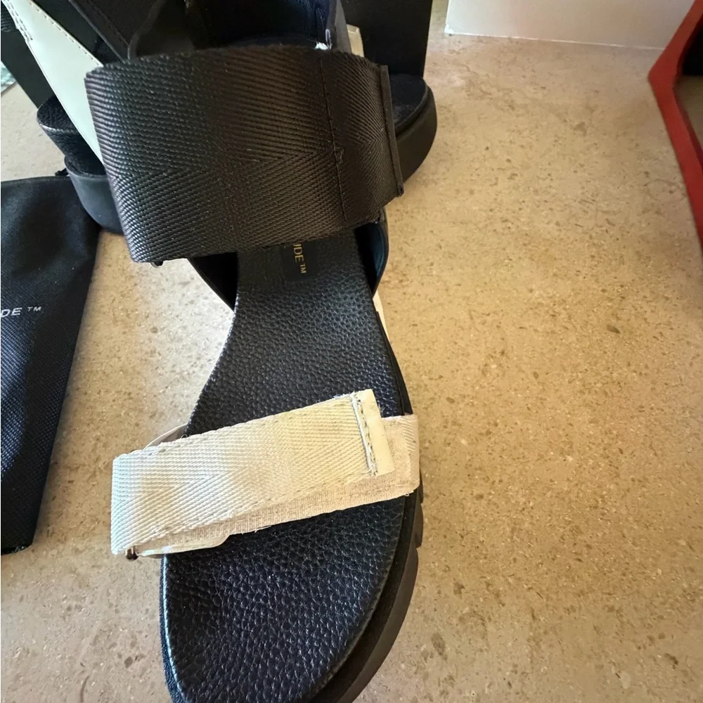 Great looking pair of United Nude size 39 platform shoes.